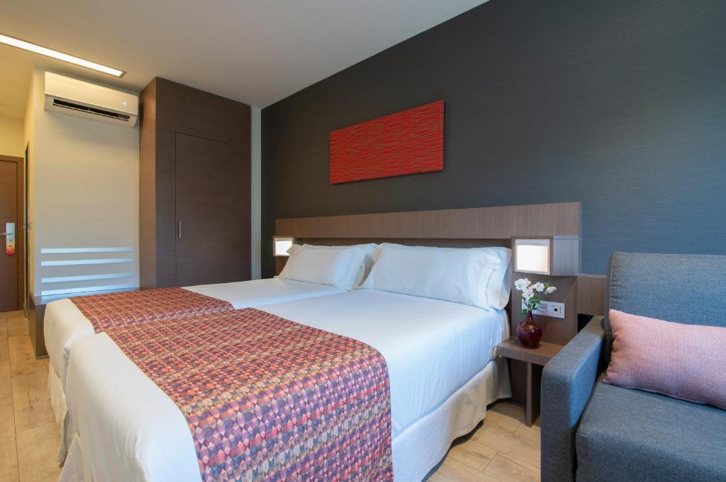 Hotel Granada by Pierre & Vacances - Triple Chambre (2 Adultes + 1 Enfant)