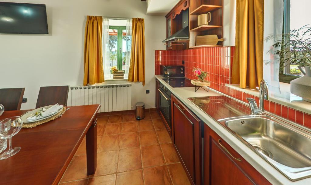 Kuchnia lub aneks kuchenny w obiekcie Villa Primorje