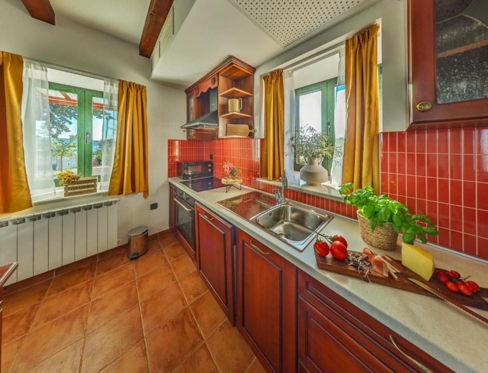 Kuchnia lub aneks kuchenny w obiekcie Villa Primorje