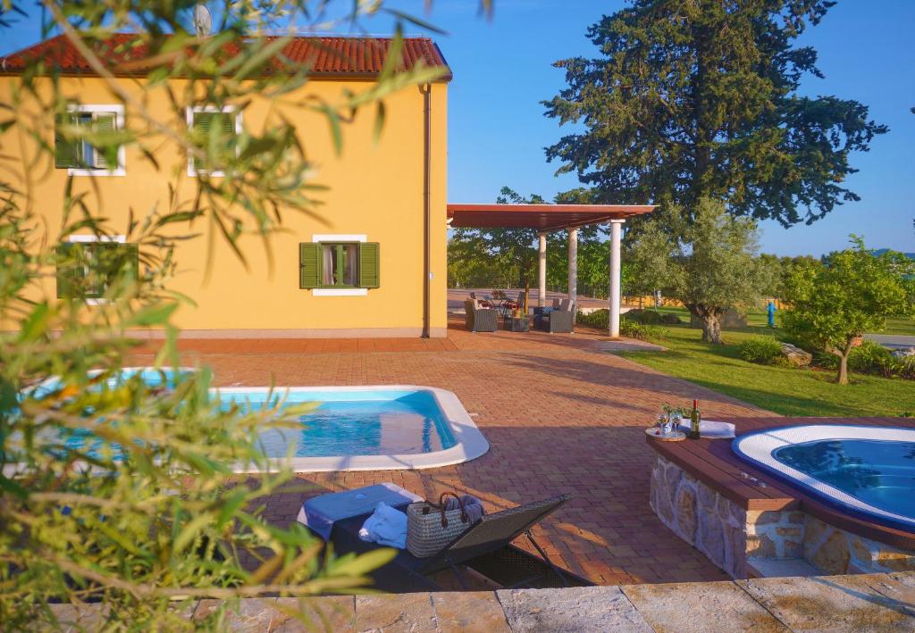Basen w obiekcie Villa Primorje lub w pobliżu