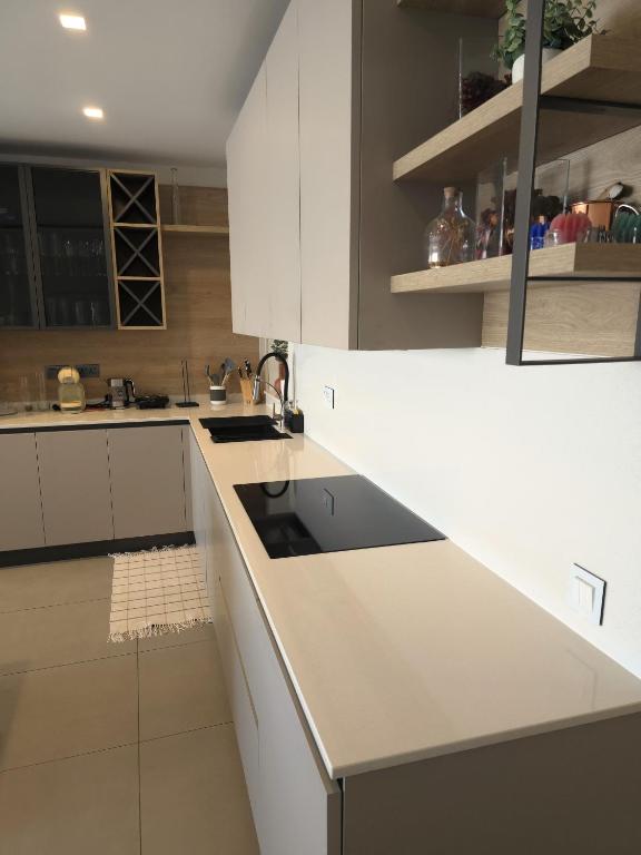Kuchyň nebo kuchyňský kout v ubytování The Msida View apartment