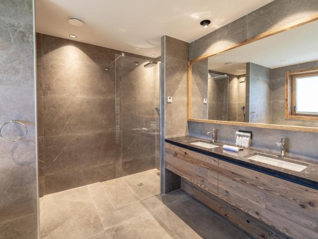 Kúpeľňa v ubytovaní Chalet familial avec SPA et sauna à Courchevel, proche de la télécabine et des commodités. - FR-1-568-36