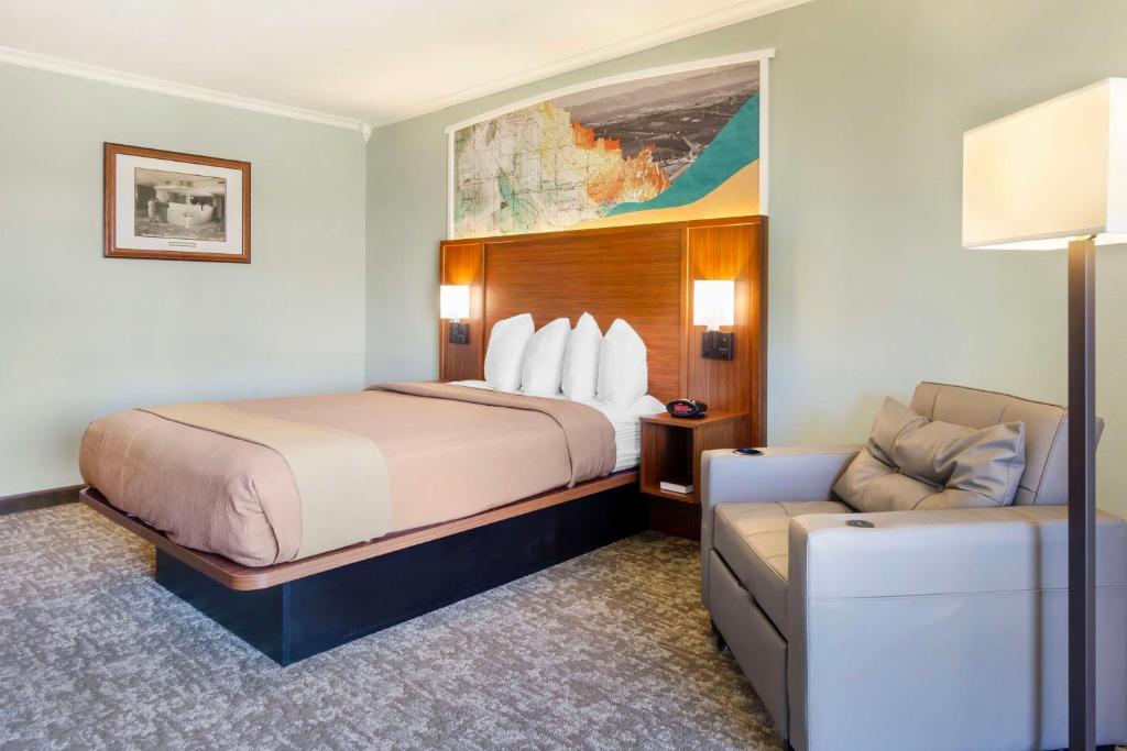 Postel nebo postele na pokoji v ubytování Best Western Plus Ahtanum Inn