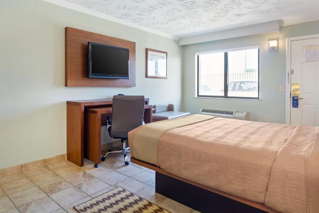 TV a/nebo společenská místnost v ubytování Best Western Plus Ahtanum Inn