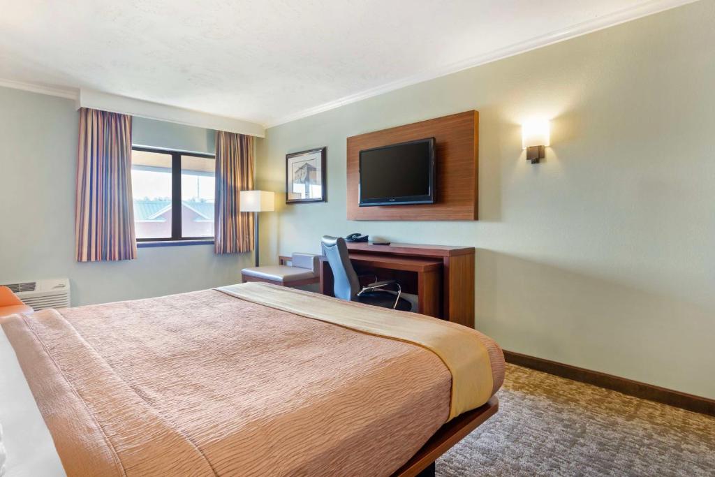 TV a/nebo společenská místnost v ubytování Best Western Plus Ahtanum Inn