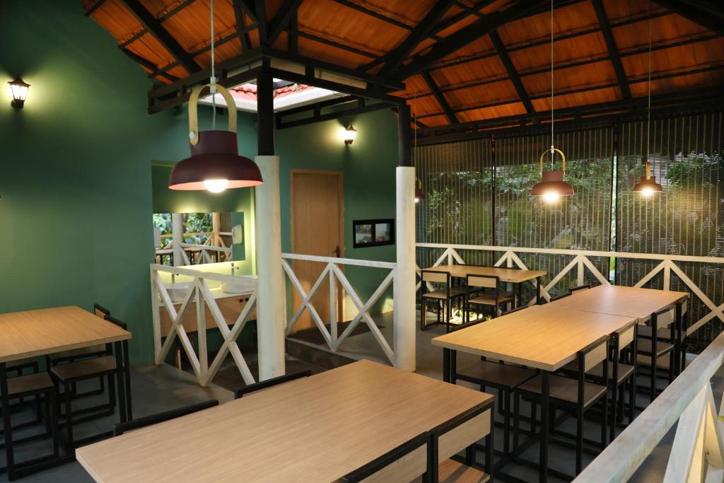 Restaurace v ubytování Bay View Suites, Vythiri, Wayanad