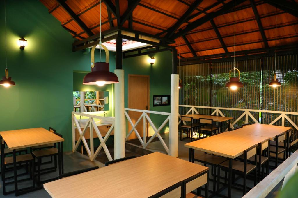 Restaurace v ubytování Bay View Suites, Vythiri, Wayanad