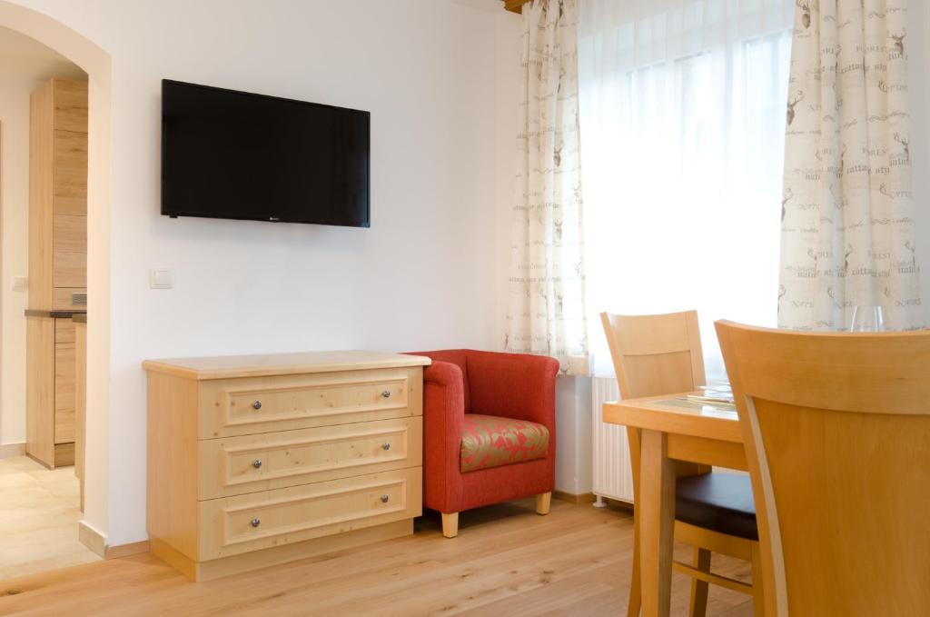 Televízia a/alebo spoločenská miestnosť v ubytovaní Appartements Hitzenbichler