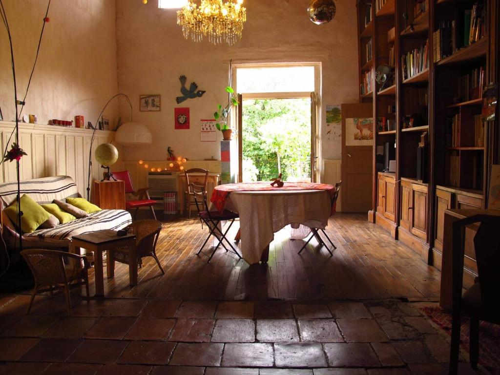 - un salon avec une table et un canapé dans l'établissement Grande maison pour vacances en famille, à Salvagnac
