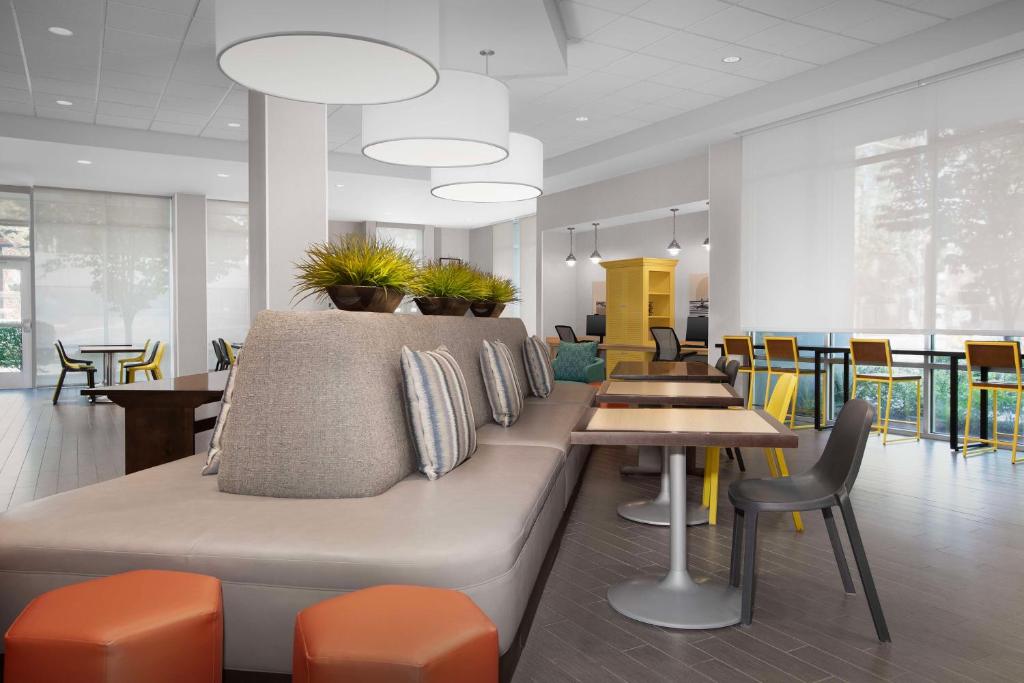 Posezení v ubytování Home2 Suites by Hilton Eugene Downtown University Area