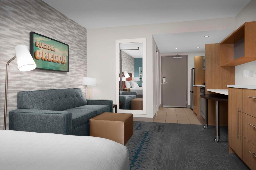 Postel nebo postele na pokoji v ubytování Home2 Suites by Hilton Eugene Downtown University Area