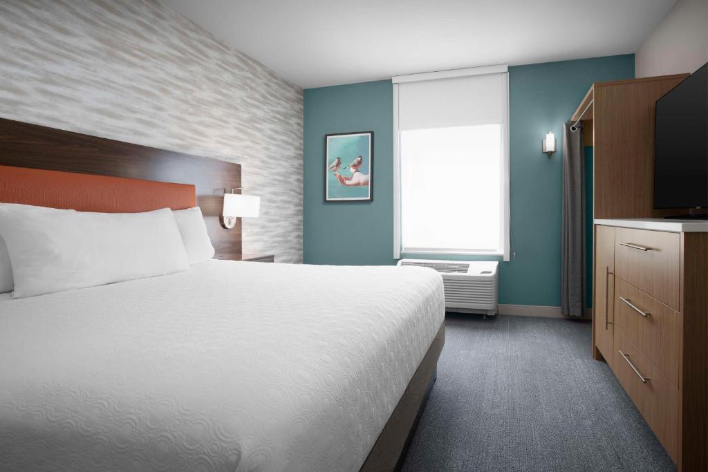 Postel nebo postele na pokoji v ubytování Home2 Suites by Hilton Eugene Downtown University Area