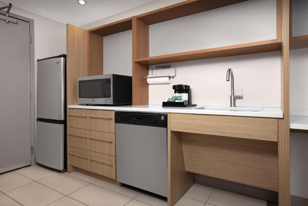 Kuchyň nebo kuchyňský kout v ubytování Home2 Suites by Hilton Eugene Downtown University Area