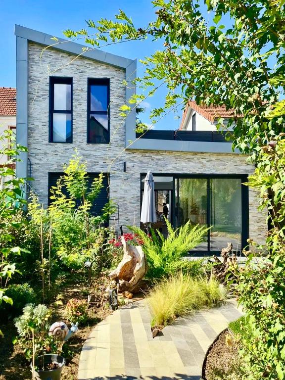 une maison avec un poulet dans le jardin dans l'établissement Maison de Verdure proche de Paris, à Bagneux