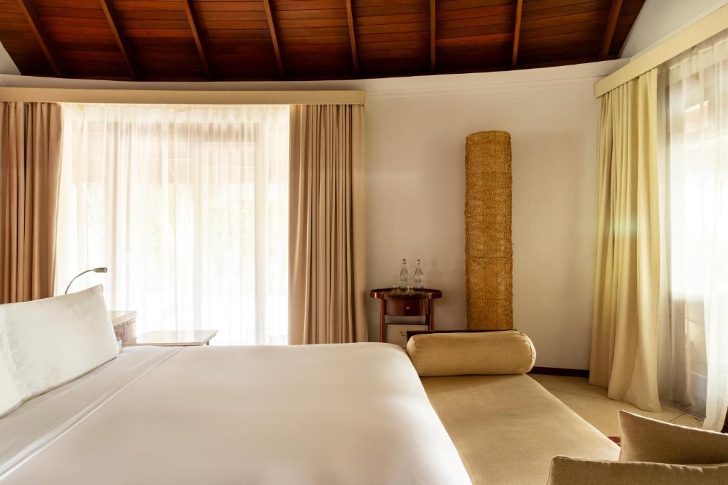 Constance Halaveli - 13