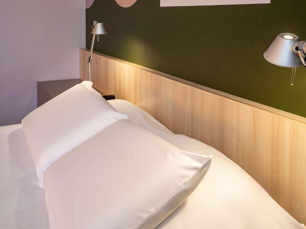 Postel nebo postele na pokoji v ubytování ibis Styles Guéret