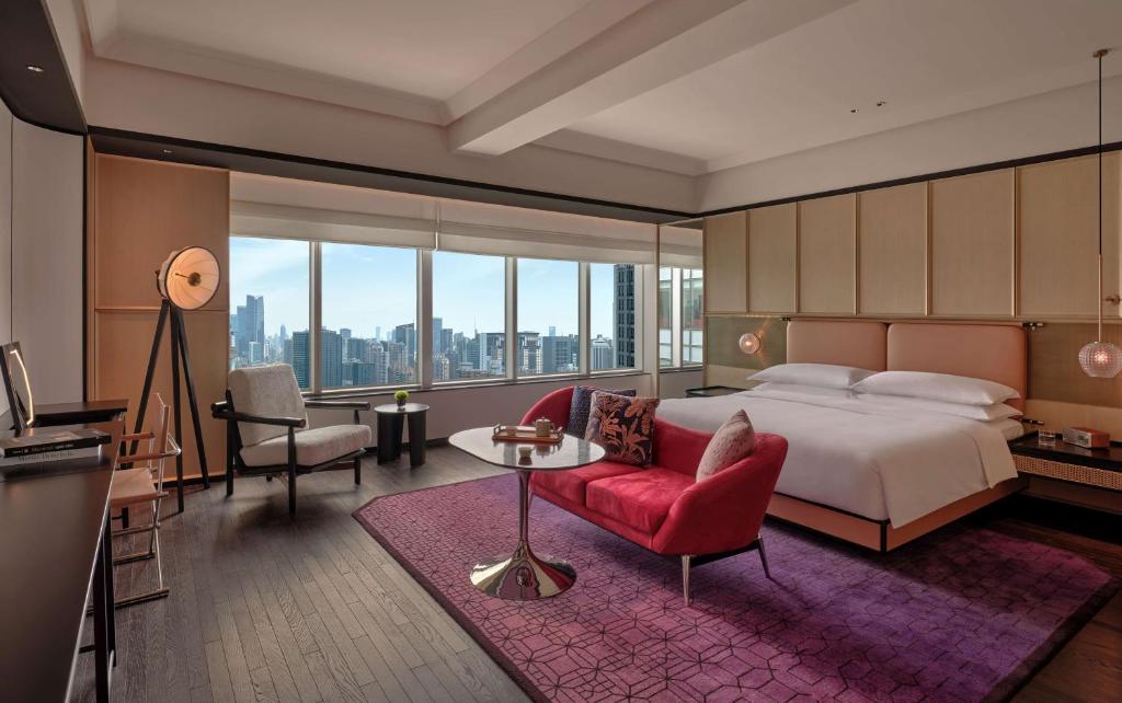 Postel nebo postele na pokoji v ubytování Hyatt Centric Zhongshan Park Shanghai