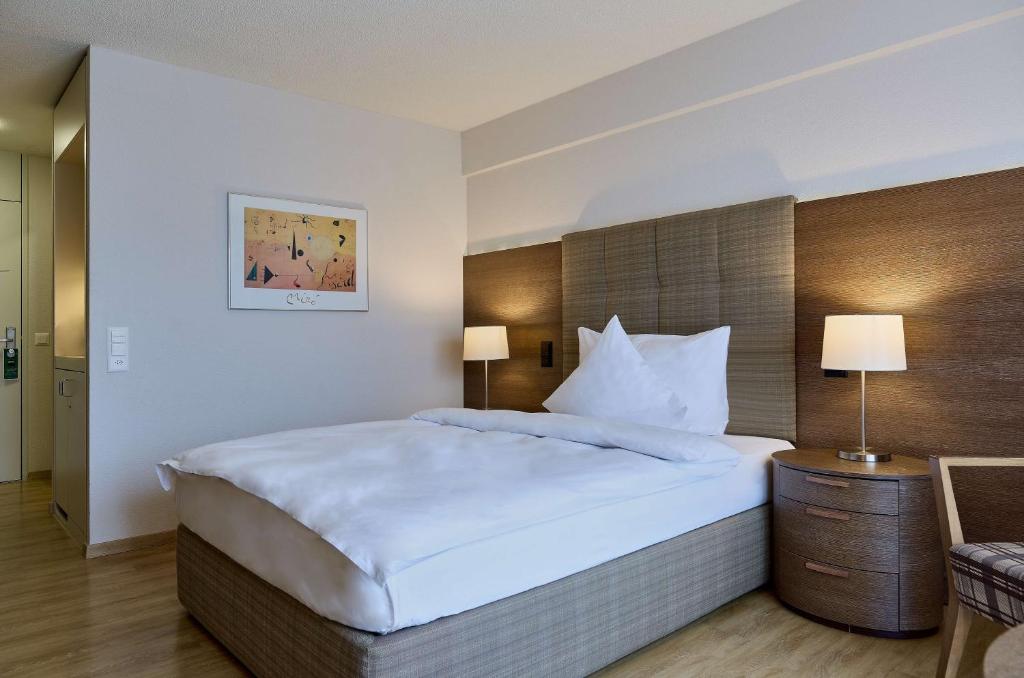 Postel nebo postele na pokoji v ubytování Dorint Parkhotel Bad Zurzach