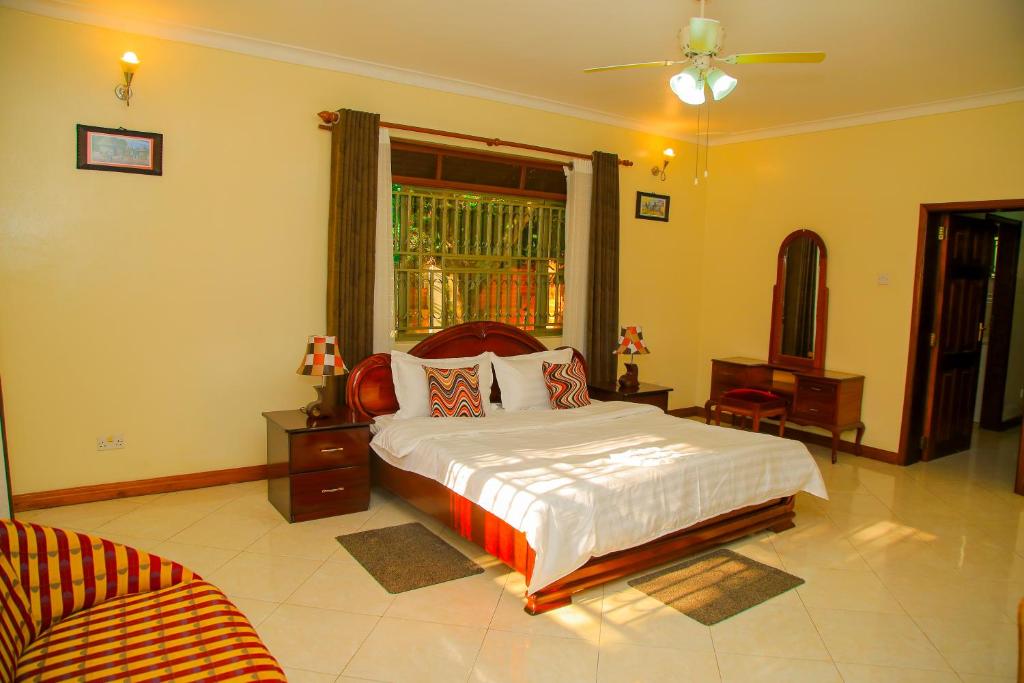 Un pat sau paturi într-o cameră la CALM SUITES KAMPALA