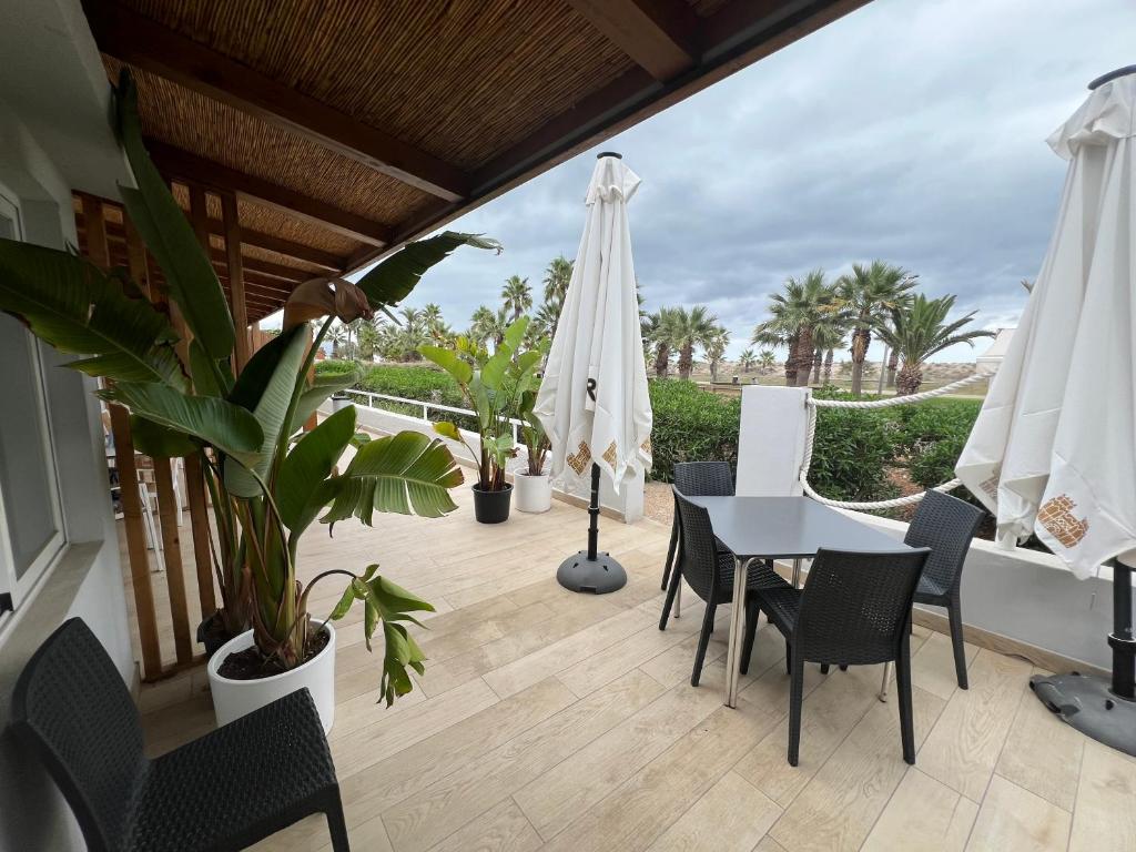 A balcony or terrace at Pensión La Ola