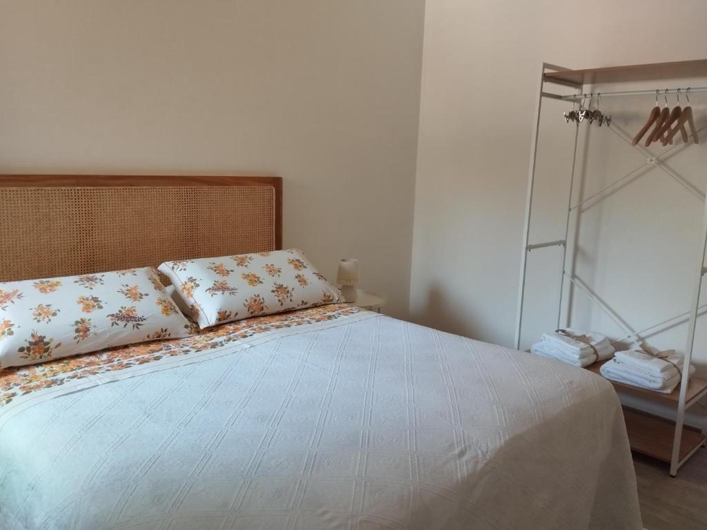 um quarto com uma cama com dois travesseiros em V&V Tourist Lease 2024 em Locorotondo