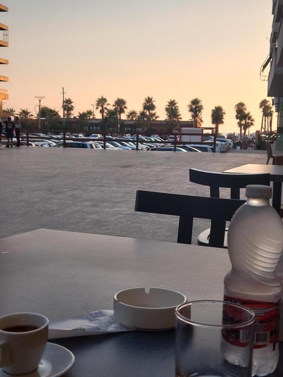 Příslušenství pro přípravu čaje a kávy v ubytování Apartamente Shengjin lisuss beach