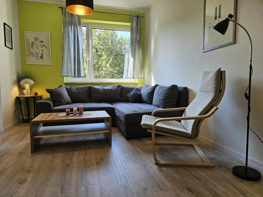 Una sala de estar con un sofá, una mesa y una silla. en Gästehaus Kölnische Straße, en Kassel