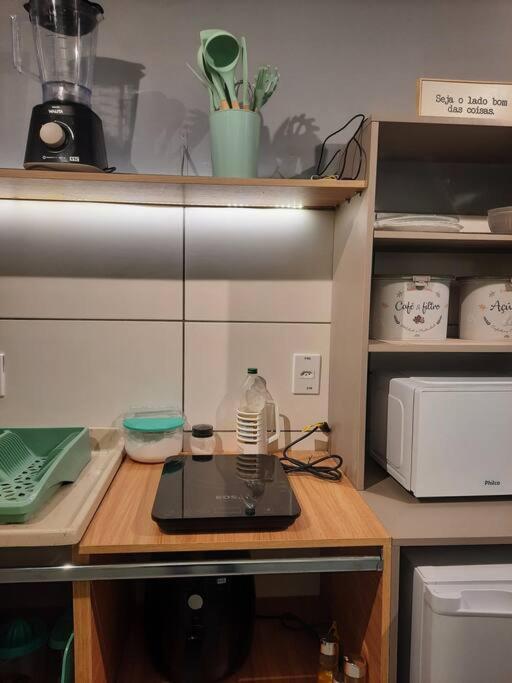Kuchyň nebo kuchyňský kout v ubytování Apartamento Container com Sacada, Split e Estacionamento