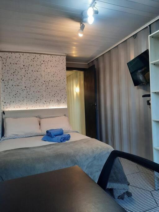 Postel nebo postele na pokoji v ubytování Apartamento Container com Sacada, Split e Estacionamento