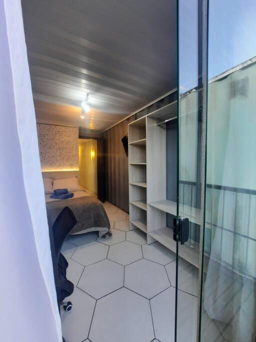 Postel nebo postele na pokoji v ubytování Apartamento Container com Sacada, Split e Estacionamento