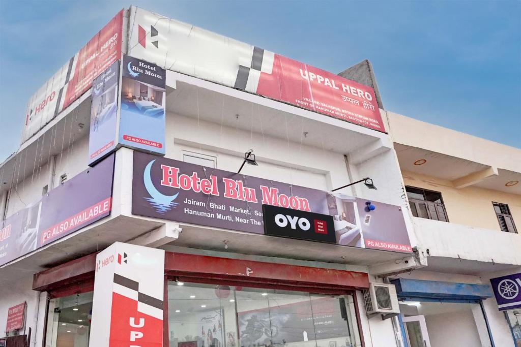 een gebouw met borden aan de zijkant bij SPOT ON Hotel Blu Moon in Noida