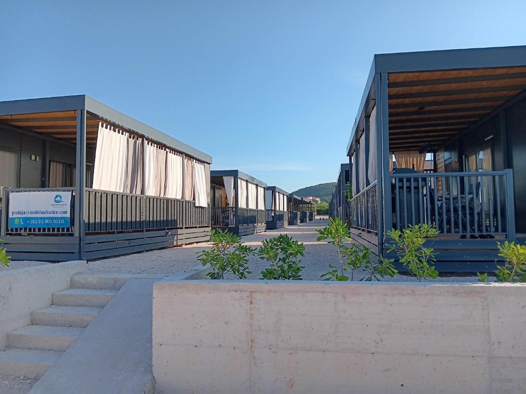 Una hilera de casas con escaleras delante de ellas. en Mobilna kućica Mimi, en Sveti Petar