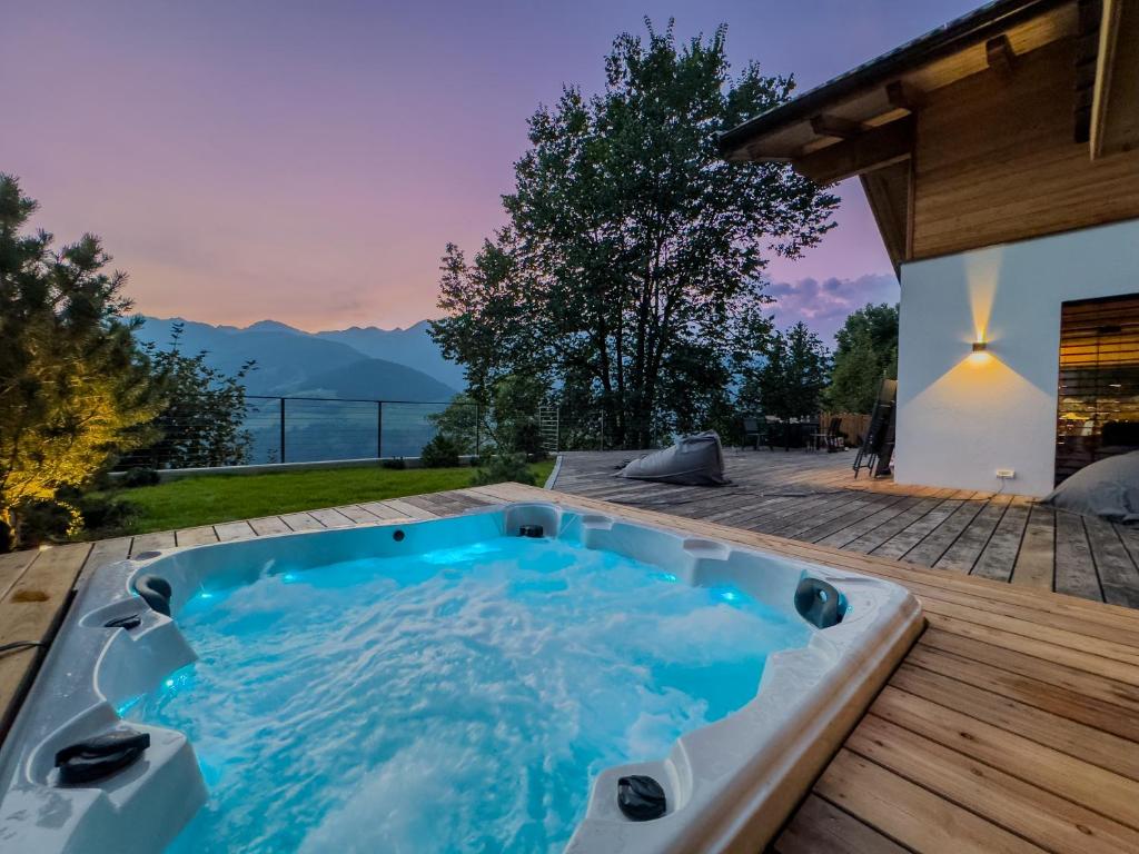 einen Whirlpool auf einer Terrasse mit Bergblick in der Unterkunft Chalet Astra, Whirlpool & Sauna in St. Pankraz