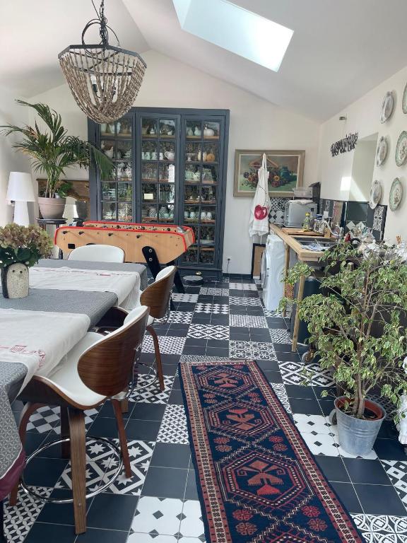 Cette chambre comprend une table, des chaises et un tapis. dans l'établissement A la guiniere, à Couëron