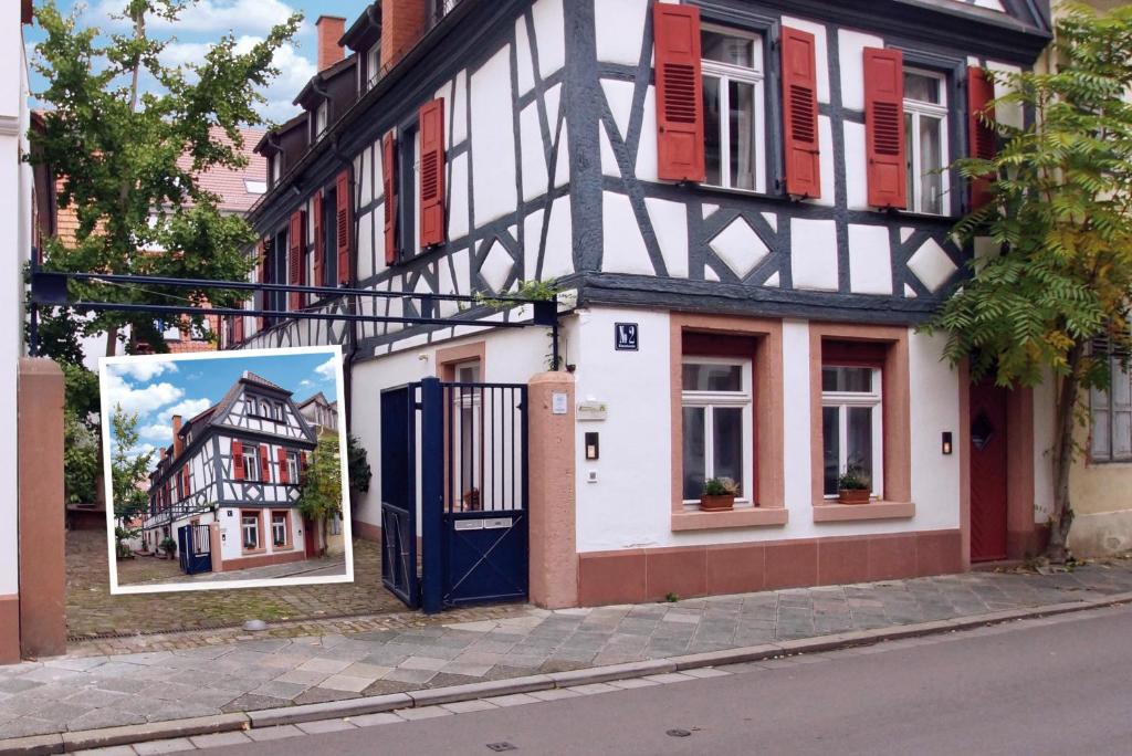 ein schwarzweißes Gebäude mit blauer Tür in der Unterkunft Rheintor-Apartment in Speyer