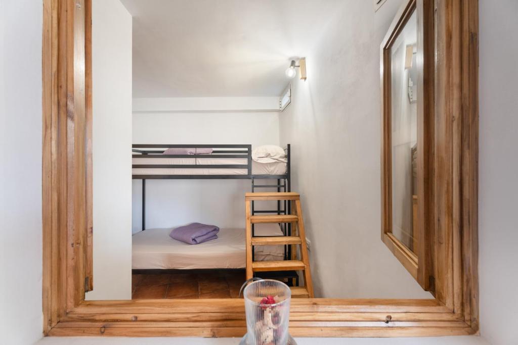 a small room with a bunk bed and a mirror at Vivienda vacacional La Era I in Vallehermoso