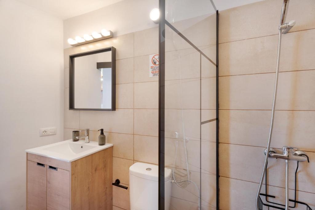 a bathroom with a shower and a toilet and a sink at Vivienda vacacional La Era I in Vallehermoso