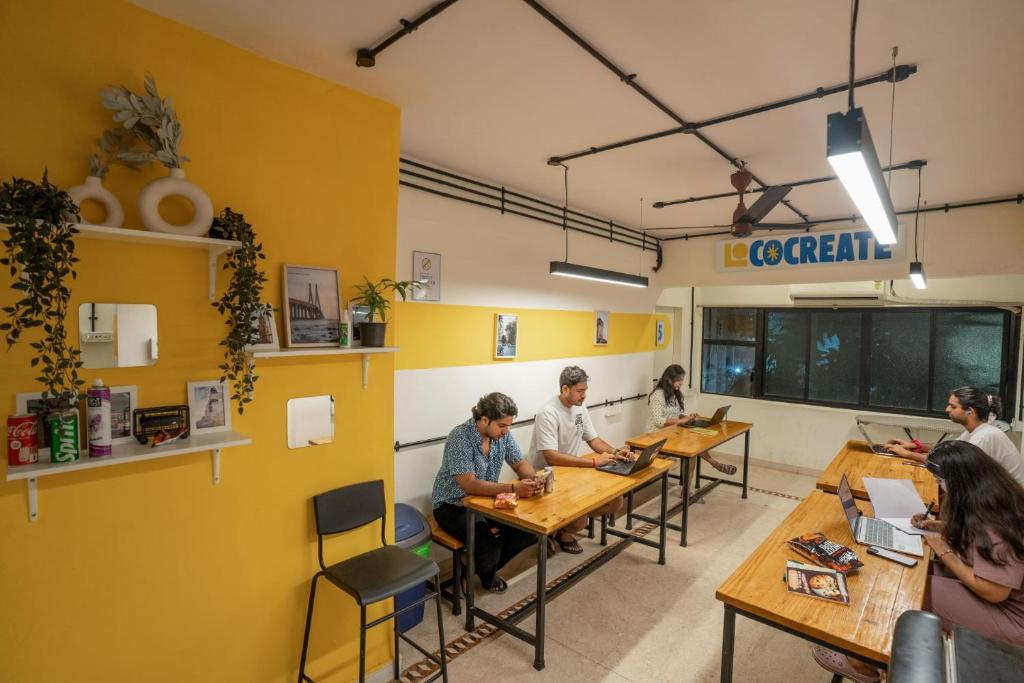 فضای داخلی Locomo Hostel Express - Stay Work Eat در بمبئی - تصویر ۳