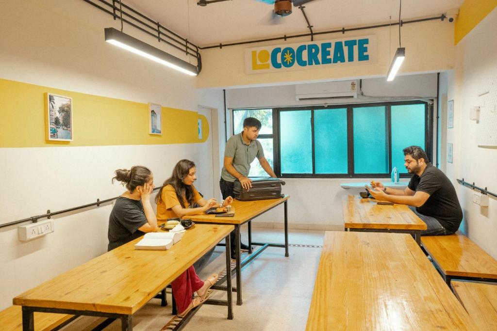 لابی و فضای عمومی Locomo Hostel Express - Stay Work Eat - تصویر ۵