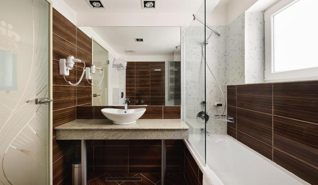 Łazienka w obiekcie Hotel Ózon & Luxury Villas
