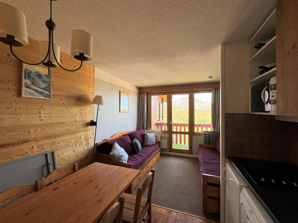 un salon avec un canapé et une table dans l'établissement Studio cosy au pied des pistes avec balcon et casier à skis - FR-1-181-2034, à La Plagne Tarentaise