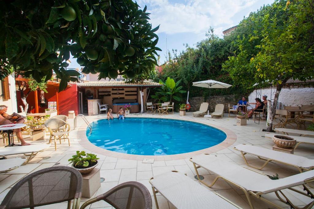 Bazén v ubytování Paradise Hotel nebo v jeho okolí