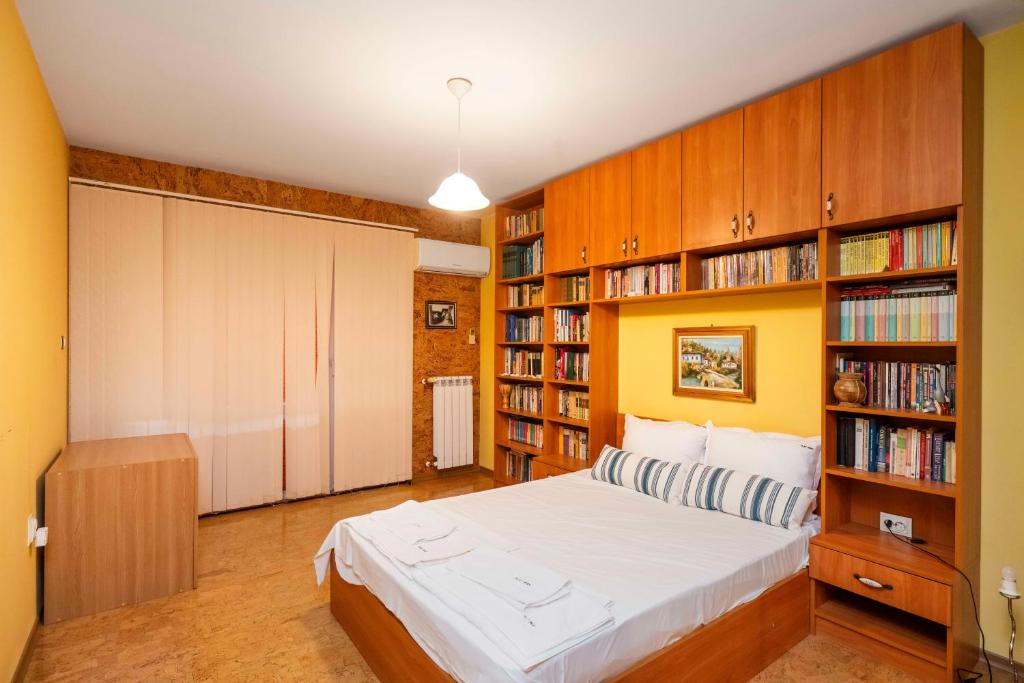 Vintage and Cozy 2BD Apartment in Prime Location