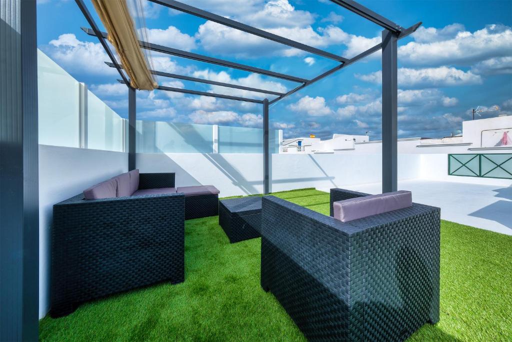 a balcony with chairs and a view of a building at El Golfito-azotea con vista al mar in El Golfo
