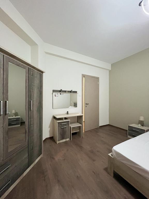 Postel nebo postele na pokoji v ubytování Aegina Downtown Apartments 1
