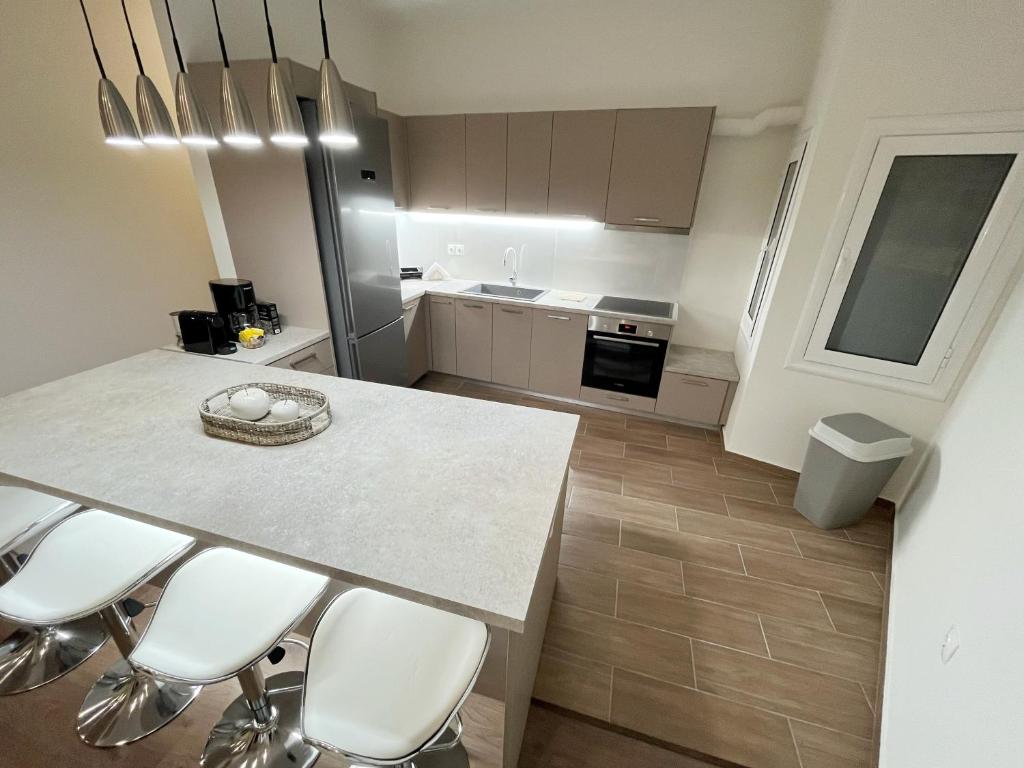 Kuchyň nebo kuchyňský kout v ubytování Aegina Downtown Apartments 1