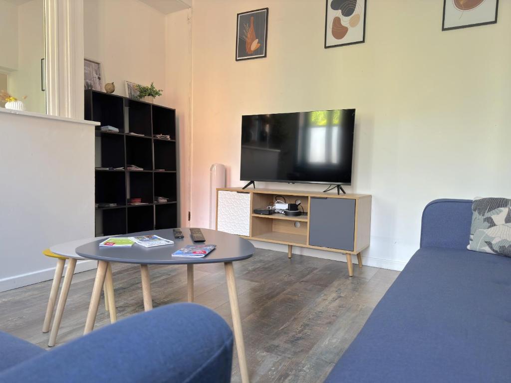 Televízia a/alebo spoločenská miestnosť v ubytovaní Maison Cosy 10 Personnes 3 SDB proche Lille