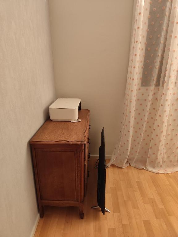 une imprimante installée au-dessus d'une table en bois dans une pièce dans l'établissement Jules, à Bel Air