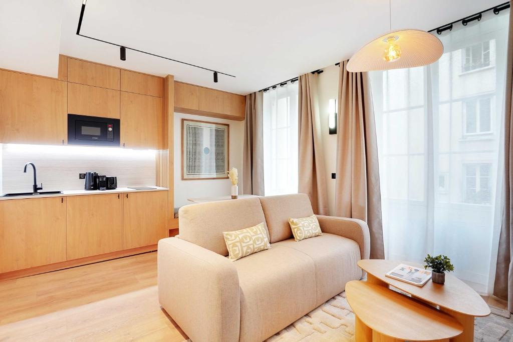 un salon avec un canapé et une table dans l'établissement Beautiful Apartment - 1BR-4P - Le Marais, à Paris