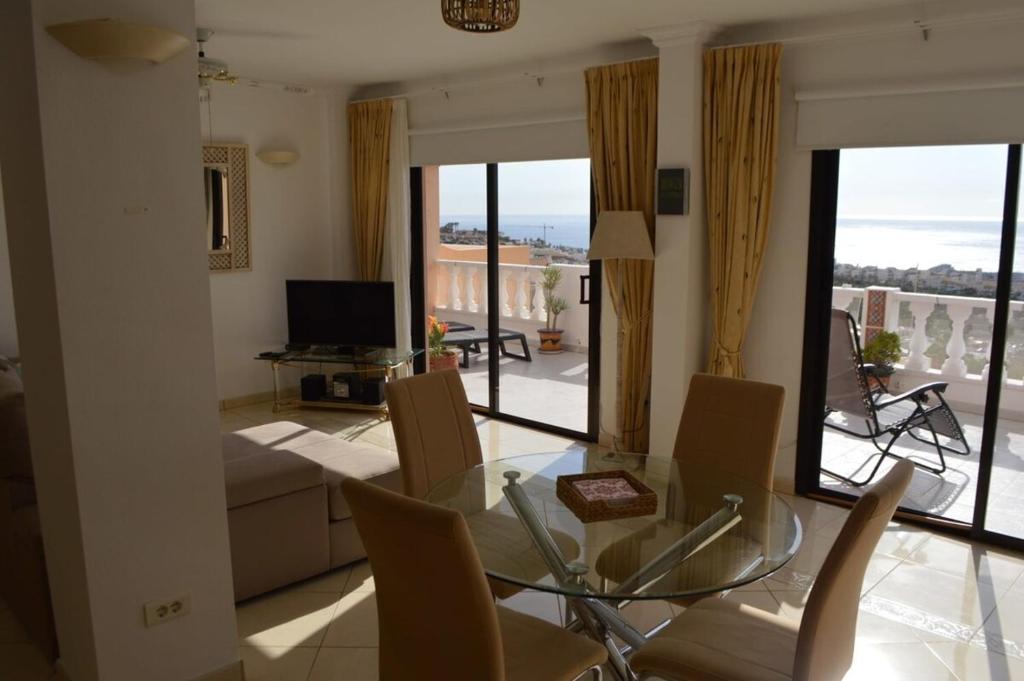 Televízia a/alebo spoločenská miestnosť v ubytovaní 3 Bedroom Apartment With Stunning Views K302